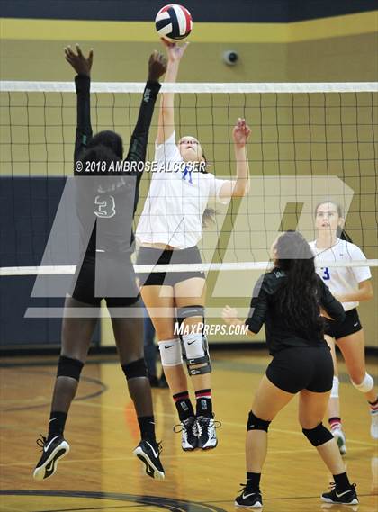 Thumbnail 2 in Oak Ridge vs. Mayde Creek (CFISD/Katy Classic) photogallery.