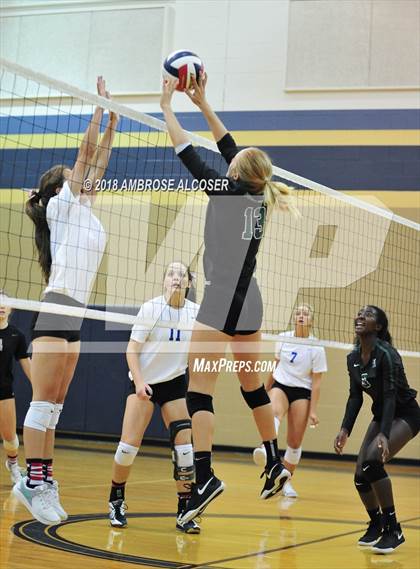 Thumbnail 3 in Oak Ridge vs. Mayde Creek (CFISD/Katy Classic) photogallery.