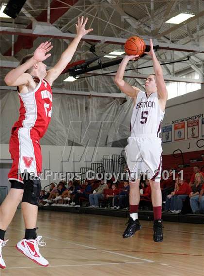 Thumbnail 2 in Benton vs. Vandalia (DuQuoin Tip-Off Classic) photogallery.