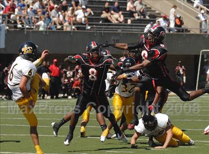 Thumbnail 2 in Thomas Jefferson vs. Cleveland Glenville (Friends of Coal Classic) photogallery.