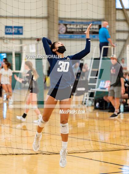 Thumbnail 2 in Mater Dei Catholic vs Granite Hills (Southern California Invitational) photogallery.