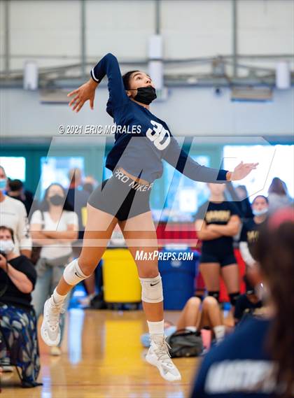 Thumbnail 2 in Mater Dei Catholic vs Granite Hills (Southern California Invitational) photogallery.