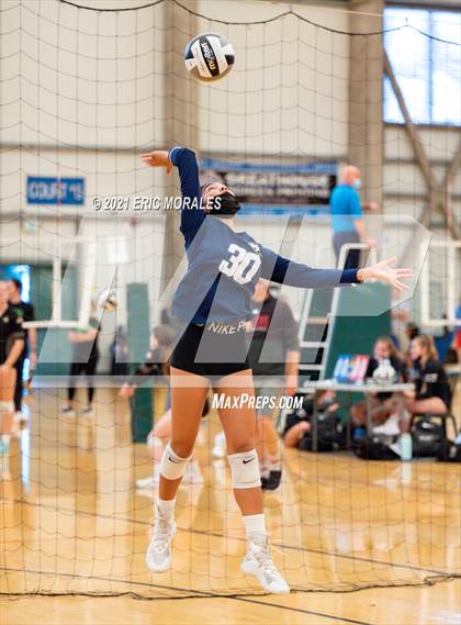 Thumbnail 1 in Mater Dei Catholic vs Granite Hills (Southern California Invitational) photogallery.