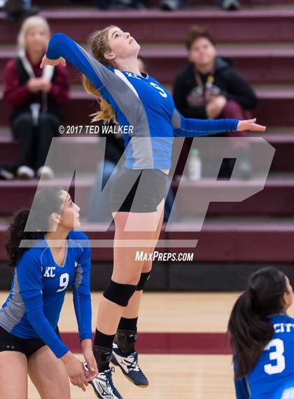 Thumbnail 2 in Sacred Heart Prep vs. King City (CIF CCS D4 Semifinal) photogallery.