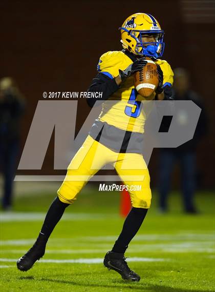 Thumbnail 2 in Chandler vs. Northwestern (GEICO State Champions Bowl Series) photogallery.