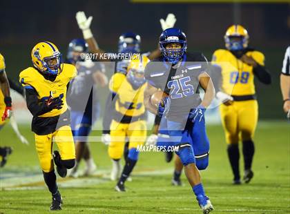 Thumbnail 2 in Chandler vs. Northwestern (GEICO State Champions Bowl Series) photogallery.