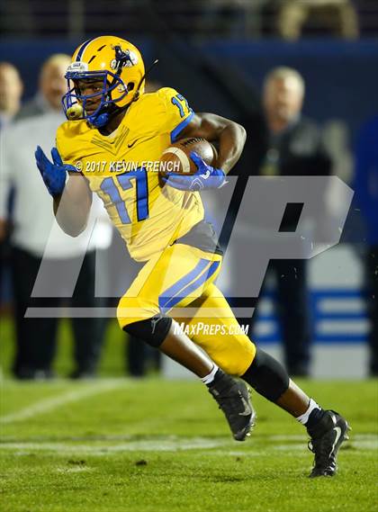 Thumbnail 2 in Chandler vs. Northwestern (GEICO State Champions Bowl Series) photogallery.