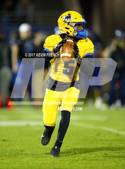 Thumbnail 3 in Chandler vs. Northwestern (GEICO State Champions Bowl Series) photogallery.