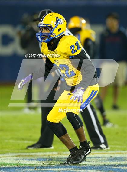 Thumbnail 2 in Chandler vs. Northwestern (GEICO State Champions Bowl Series) photogallery.