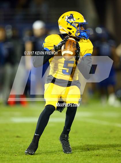 Thumbnail 1 in Chandler vs. Northwestern (GEICO State Champions Bowl Series) photogallery.