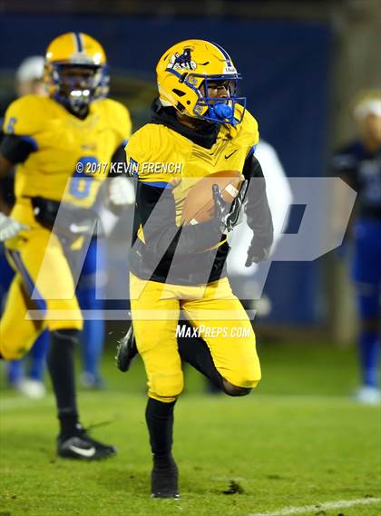 Thumbnail 3 in Chandler vs. Northwestern (GEICO State Champions Bowl Series) photogallery.