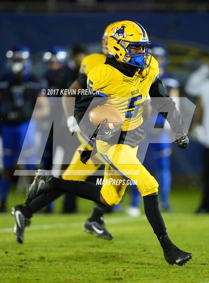 Thumbnail 2 in Chandler vs. Northwestern (GEICO State Champions Bowl Series) photogallery.