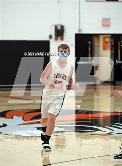 Thumbnail 2 in JV Delavan @ Illini Bluffs photogallery.
