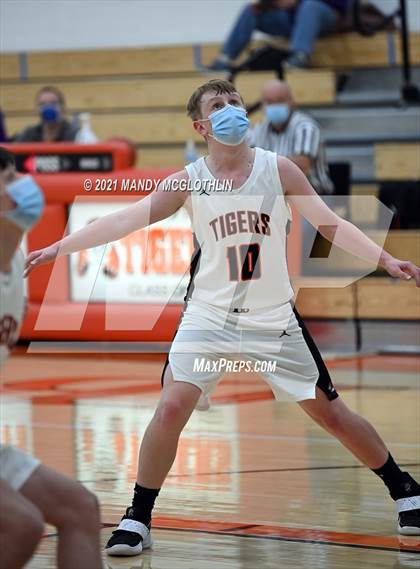 Thumbnail 2 in JV Delavan @ Illini Bluffs photogallery.