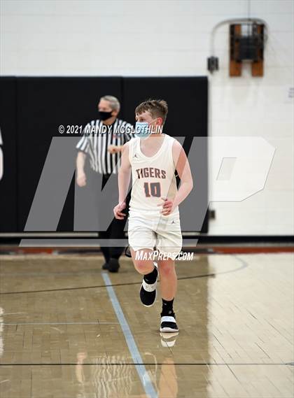 Thumbnail 3 in JV Delavan @ Illini Bluffs photogallery.