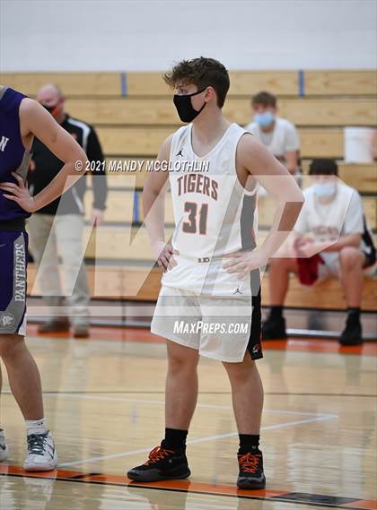 Thumbnail 3 in JV Delavan @ Illini Bluffs photogallery.
