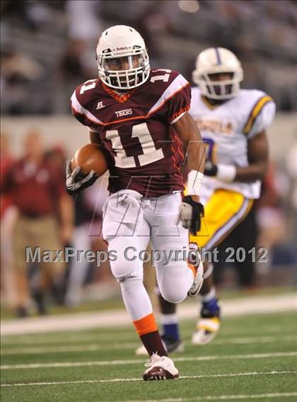 Thumbnail 3 in Munday vs. Tenaha (UIL 1A Division 2 Final) photogallery.