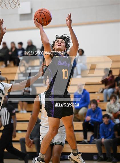 Thumbnail 3 in Oakland Tech vs. Moreau Catholic photogallery.
