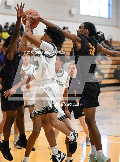Thumbnail 2 in Oakland Tech vs. Moreau Catholic photogallery.
