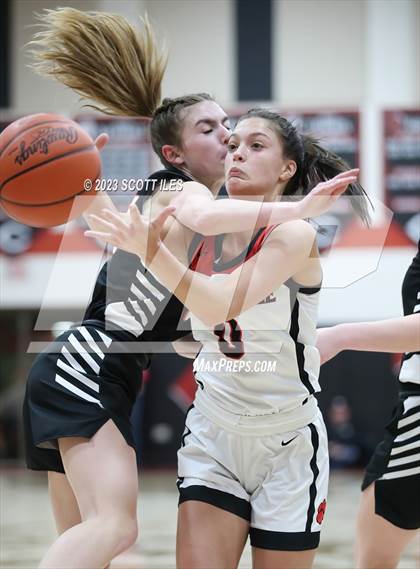 Thumbnail 1 in Waverly vs Circleville (OHSAA D2 Sectional Final) photogallery.