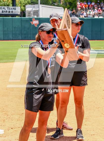 Thumbnail 2 in Hallettsville vs. Grandview (UIL 3A Softball Semifinal) photogallery.