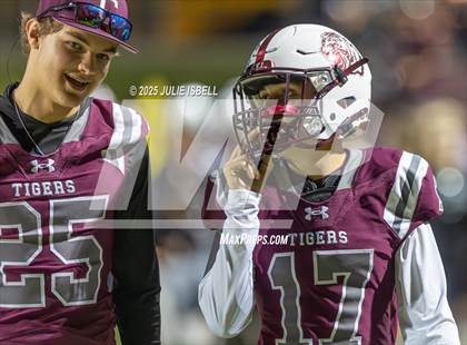 Thumbnail 2 in Port Arthur Memorial vs. A&M Consolidated (UIL 5A D1 Football Area) photogallery.