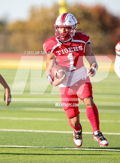Thumbnail 2 in Richland Springs vs Oglesby (UIL 1A State Semi-Finals) photogallery.