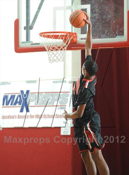 Thumbnail 1 in Westchester vs. O'Dea(MaxPreps Holiday Classic) photogallery.