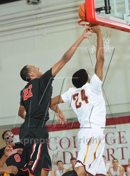 Thumbnail 2 in Westchester vs. O'Dea(MaxPreps Holiday Classic) photogallery.