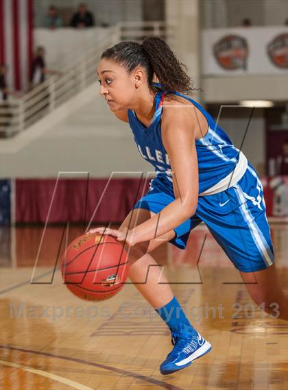 Thumbnail 1 in Springfield vs. Braintree (Spalding Hoophall Classic) photogallery.