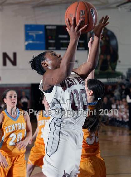 Thumbnail 3 in Morristown-Hamblen West vs Sullivan Central (1st Round Regional AAA) photogallery.