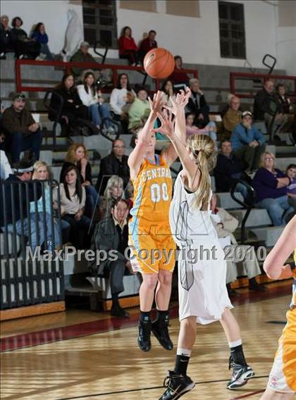 Thumbnail 3 in Morristown-Hamblen West vs Sullivan Central (1st Round Regional AAA) photogallery.