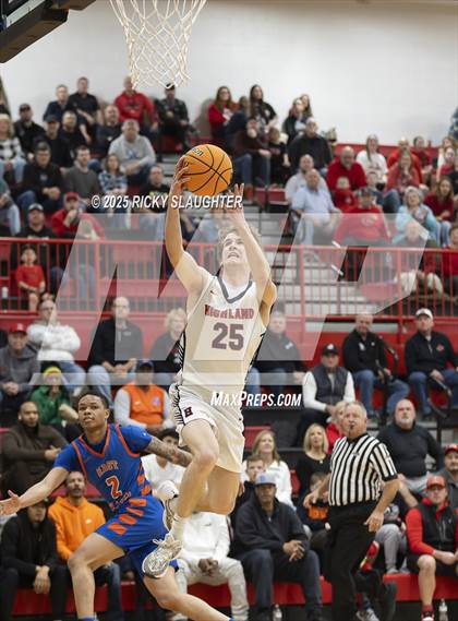 Thumbnail 2 in East St. Louis vs Highland (IHSA Class 3A Championship) photogallery.