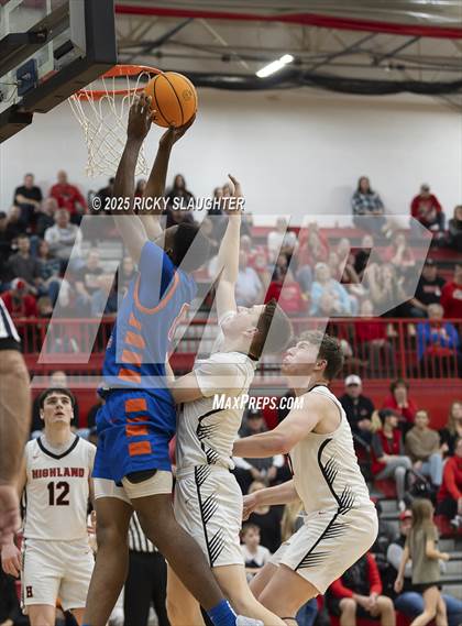 Thumbnail 2 in East St. Louis vs Highland (IHSA Class 3A Championship) photogallery.