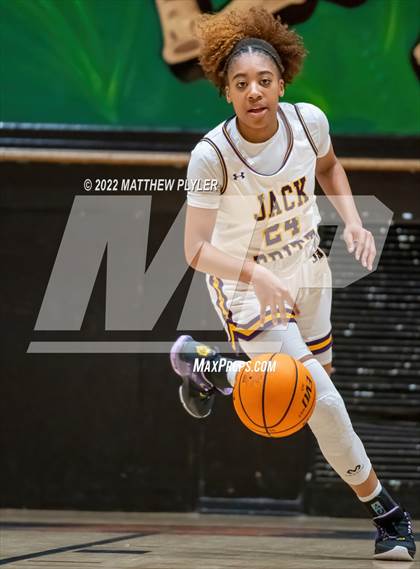 Thumbnail 2 in Durham Academy vs. Jack Britt (Cumberland County Holiday Classic) photogallery.