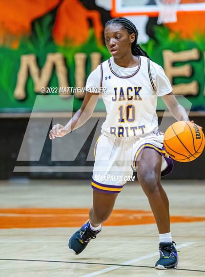Thumbnail 3 in Durham Academy vs. Jack Britt (Cumberland County Holiday Classic) photogallery.