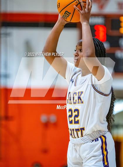 Thumbnail 2 in Durham Academy vs. Jack Britt (Cumberland County Holiday Classic) photogallery.