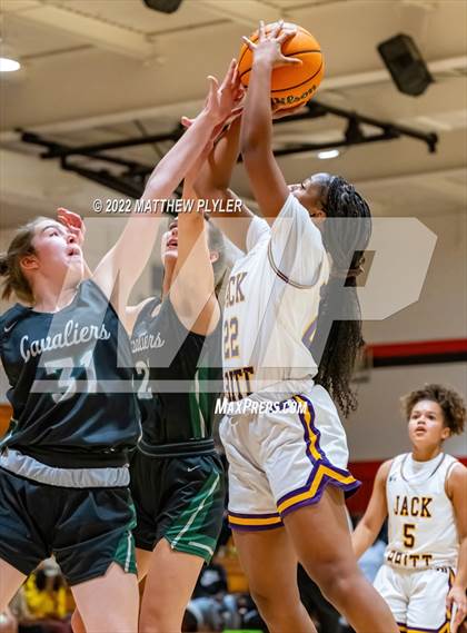 Thumbnail 3 in Durham Academy vs. Jack Britt (Cumberland County Holiday Classic) photogallery.