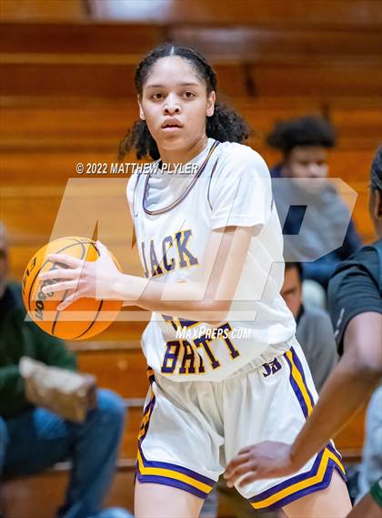 Thumbnail 2 in Durham Academy vs. Jack Britt (Cumberland County Holiday Classic) photogallery.