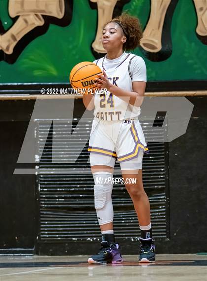 Thumbnail 3 in Durham Academy vs. Jack Britt (Cumberland County Holiday Classic) photogallery.