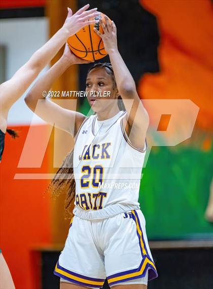 Thumbnail 3 in Durham Academy vs. Jack Britt (Cumberland County Holiday Classic) photogallery.