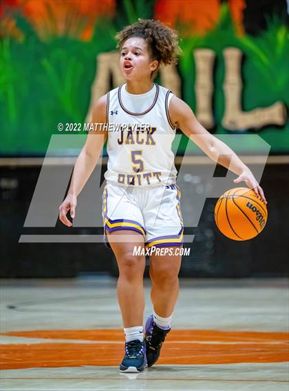 Thumbnail 2 in Durham Academy vs. Jack Britt (Cumberland County Holiday Classic) photogallery.