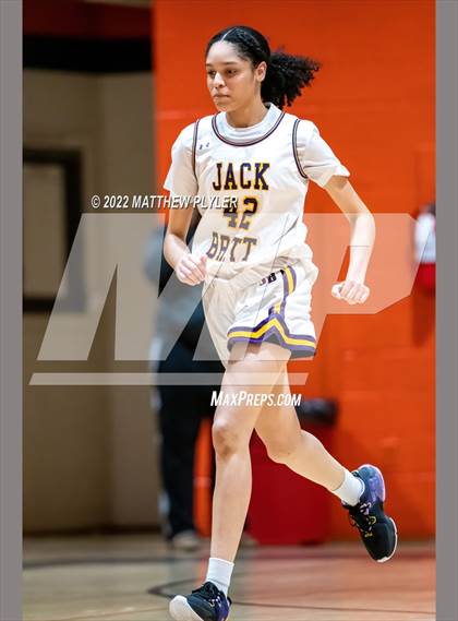 Thumbnail 3 in Durham Academy vs. Jack Britt (Cumberland County Holiday Classic) photogallery.