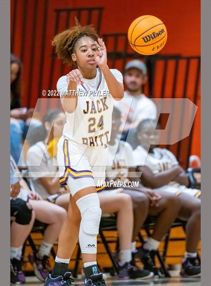 Thumbnail 2 in Durham Academy vs. Jack Britt (Cumberland County Holiday Classic) photogallery.