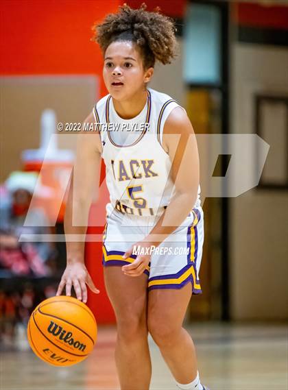 Thumbnail 3 in Durham Academy vs. Jack Britt (Cumberland County Holiday Classic) photogallery.