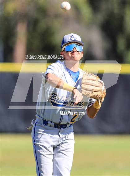 Thumbnail 3 in Bishop Amat vs La Salle photogallery.