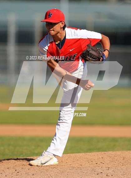 Thumbnail 3 in Bishop Amat vs La Salle photogallery.