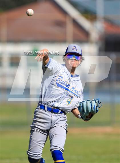 Thumbnail 2 in Bishop Amat vs La Salle photogallery.