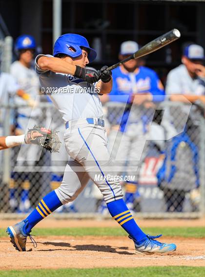 Thumbnail 3 in Bishop Amat vs La Salle photogallery.