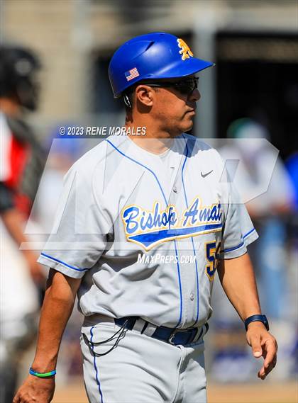Thumbnail 3 in Bishop Amat vs La Salle photogallery.